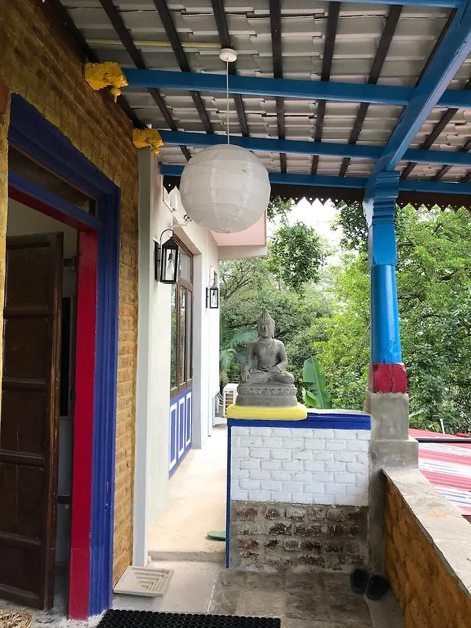 Blue Pillars קנדי מלון